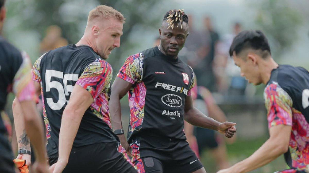 PERSIS SOLO - Potret Moussa Sidibe (tengah), Kunde (kiri) dan Sutanto Tan (kanan) saat lakoni sesi latihan bersama skuad Persis Solo jelang kontra Persebaya Surabaya, Senin (3/2/2025).