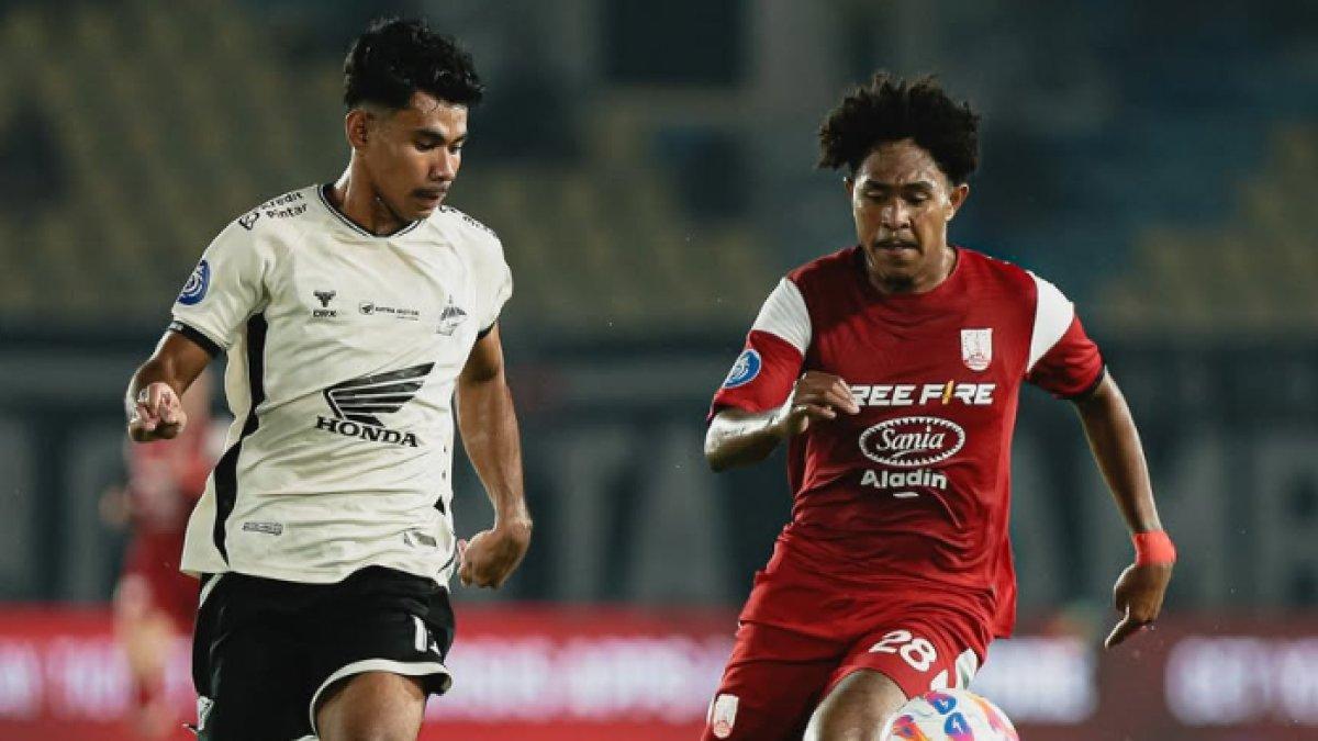Cuplikan pertandingan Persis Solo kontra PSM Makassar saat Braif Fatari berduel dengan bek Juku Eja Syahrul Lasinari di Stadion Manahan, Solo, Jawa Tengah, Senin (13/1/2025).