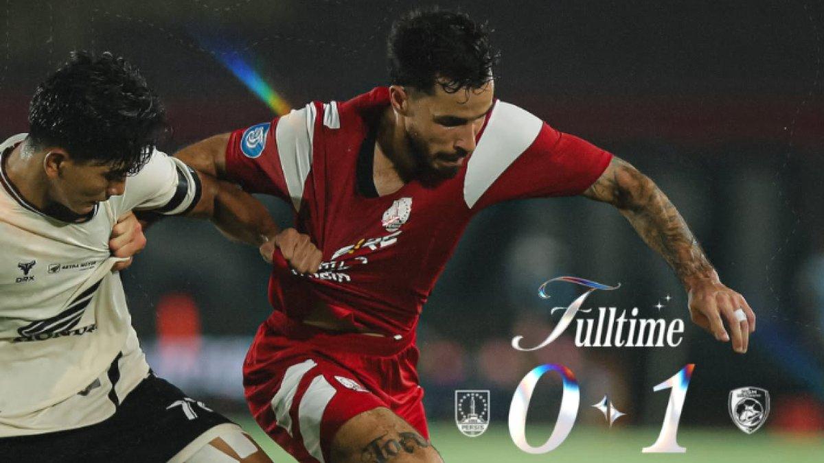 Cuplikan pertandingan Persis Solo kontra PSM Makassar saat Jordy Tutuarima (kanan) berduel dengan bek tengah Juku Eja Mufli Hidayat (kiri) di Stadion Manahan, Solo, Jawa Tengah, Senin (13/1/2025).