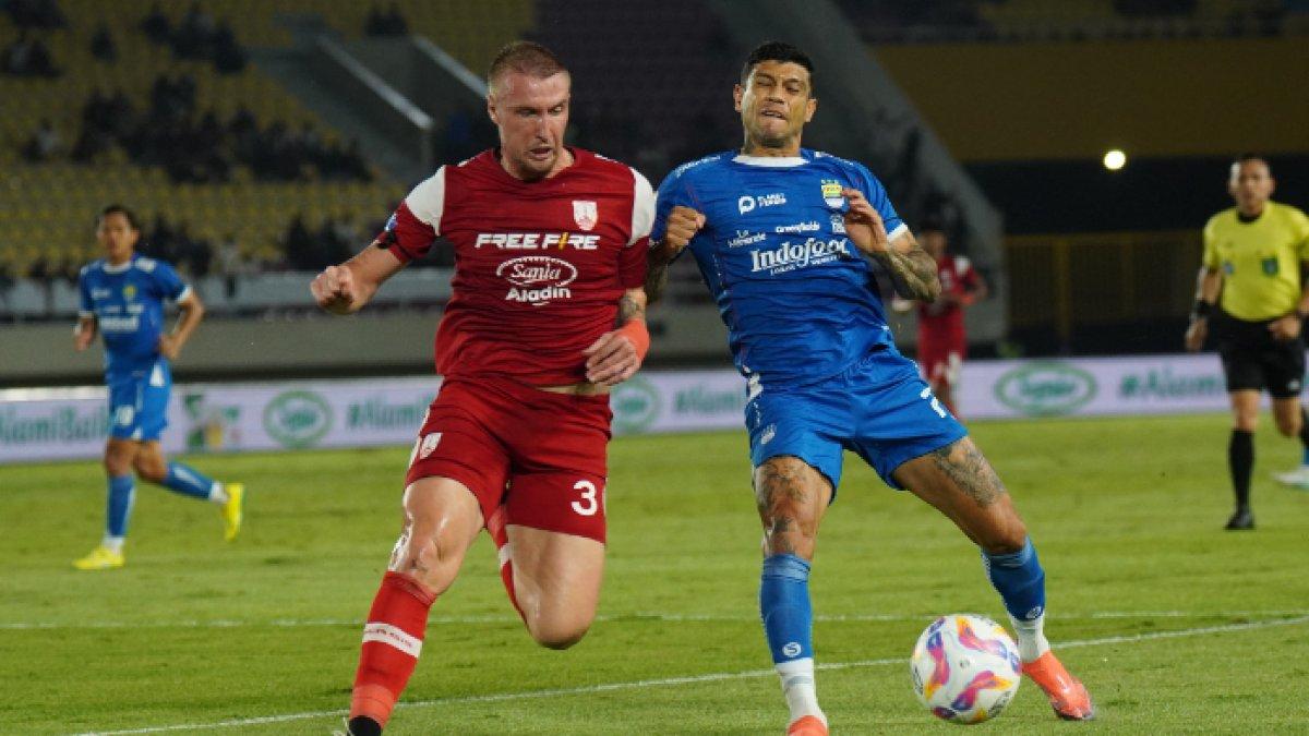 Cuplikan duel Eduardo Kunde (kiri) dan Ciro Alves (kanan) di laga Persis Solo kontra Persib Bandung di Stadion Manahan Solo, Jawa Tengah, Minggu (29/12/2024).