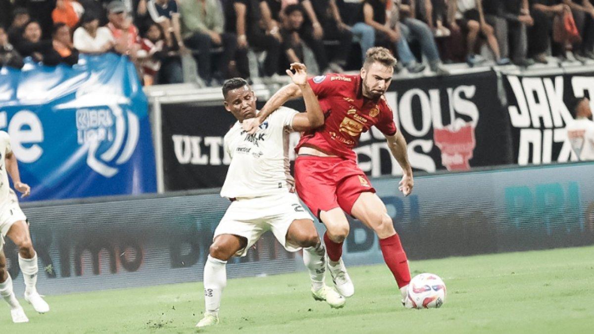 Momen cuplikan pertandingan Persija Jakarta kontra Persita Tangerang di Jakarta International Stadium (JIS), Minggu (19/1/2025).