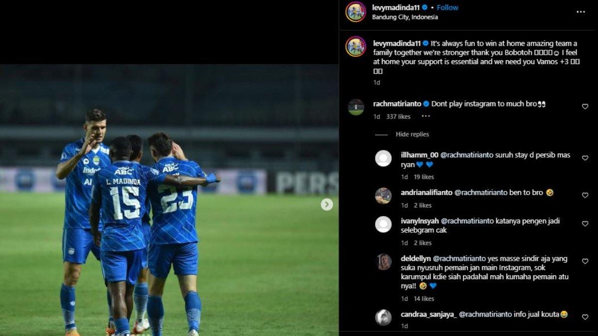Pemain Persib Bandung, yakni Rachmat Irianto tengah berpesan kepada Levy Madinda yang kini menjadi idola baru Bobotoh.