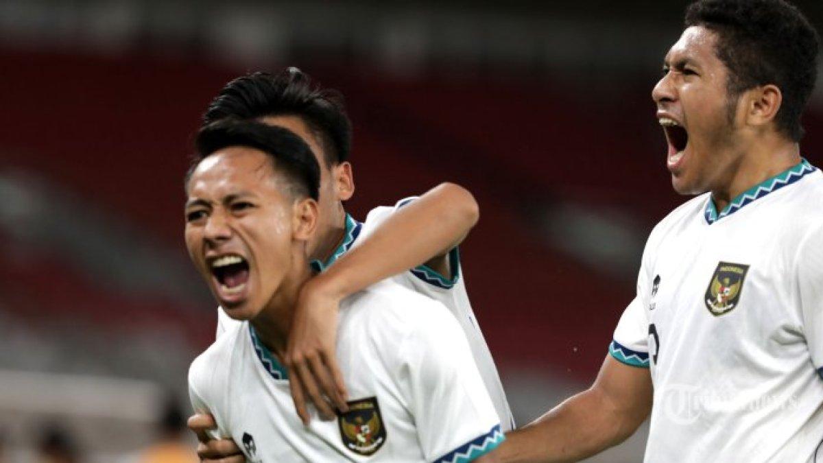 Pesepak bola Timnas U-22 Indonesia, Beckham Putra (kiri) berselebrasi bersama rekan setimnya usai mencetak gol ke gawang Timnas U-22 Lebanon di Stadion Utama Gelora Bung Karno (SUGBK), Senayan, Jakarta Pusat, Minggu (16/4/2023) malam.