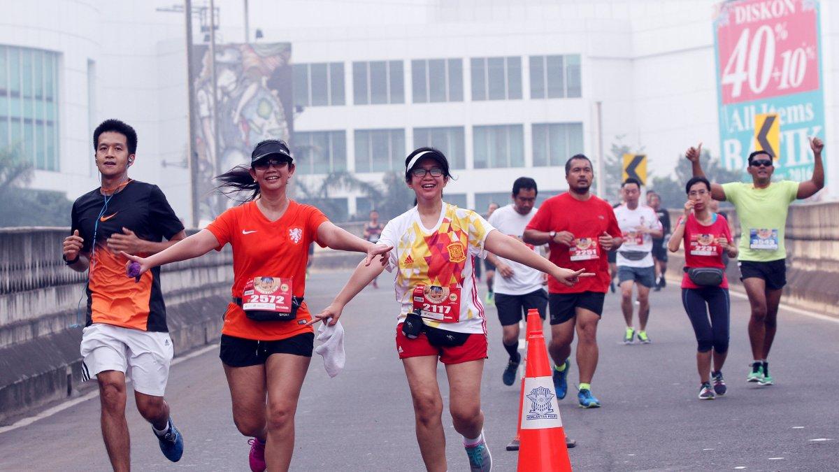 Peserta Super Ball Run berlari di flyover atau jalan layang Antasari, Jakarta Selatan.