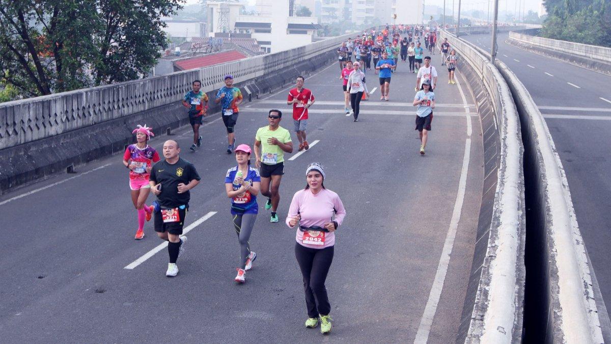 Peserta Super Ball Run berlari di flyover atau jalan layang Antasari, Jakarta Selatan.