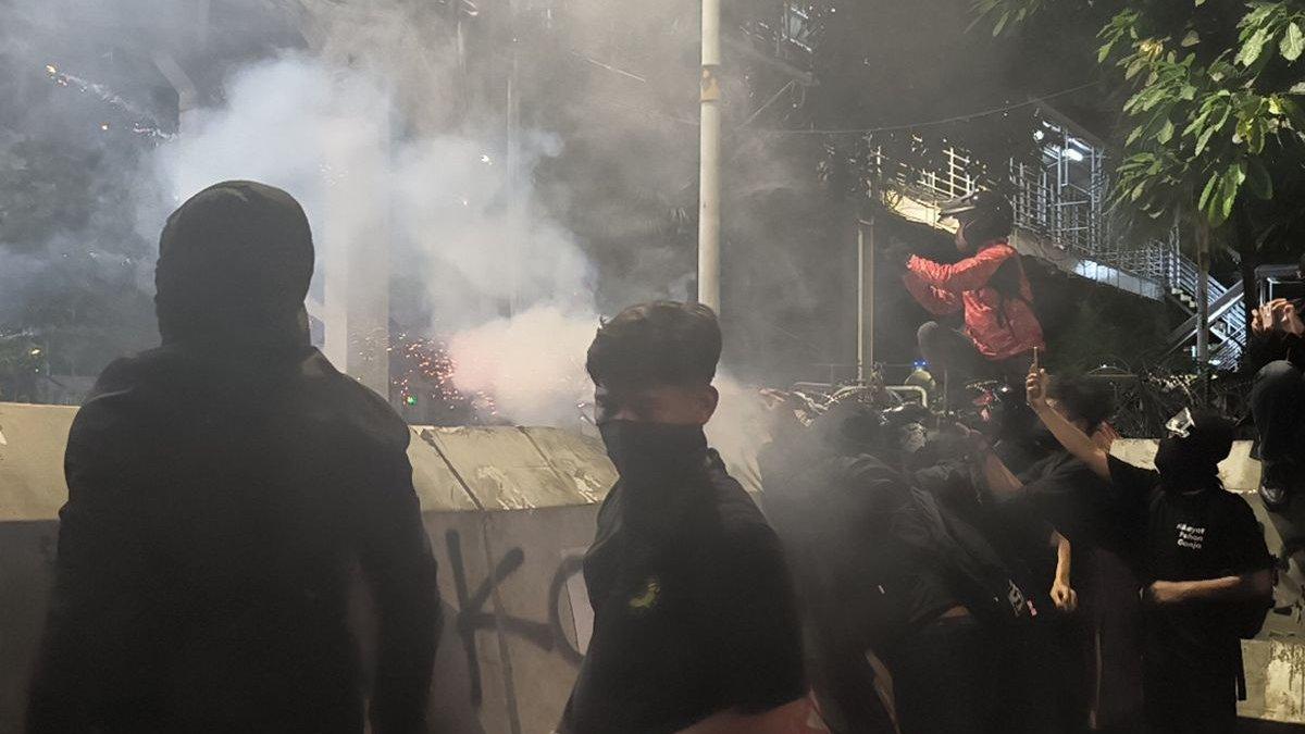 Peserta aksi Indonesia Gelap menghidupkan bom molotov ke arah polisi. Area Patung Arjuna Wijaya atau patung kuda, Gambir, Jakarta Pusat, menjadi panas pada Jumat (21/2/2025) malam. Semakin malam, aksi 