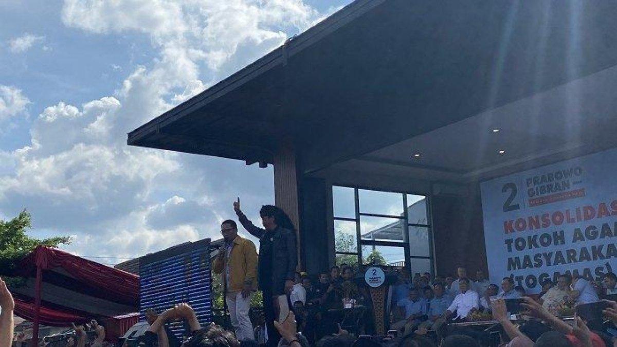 Pesulap Limbad turut hadir dalam acara kampanye Prabowo Subianto di Pool Primajasa, Tasikmalaya.. Padahal, Limbad sempat masuk ke dalam daftar Juru Kampanye Ganjar Pranowo dan Mahfud MD di Pilpres 2024 mendatang.