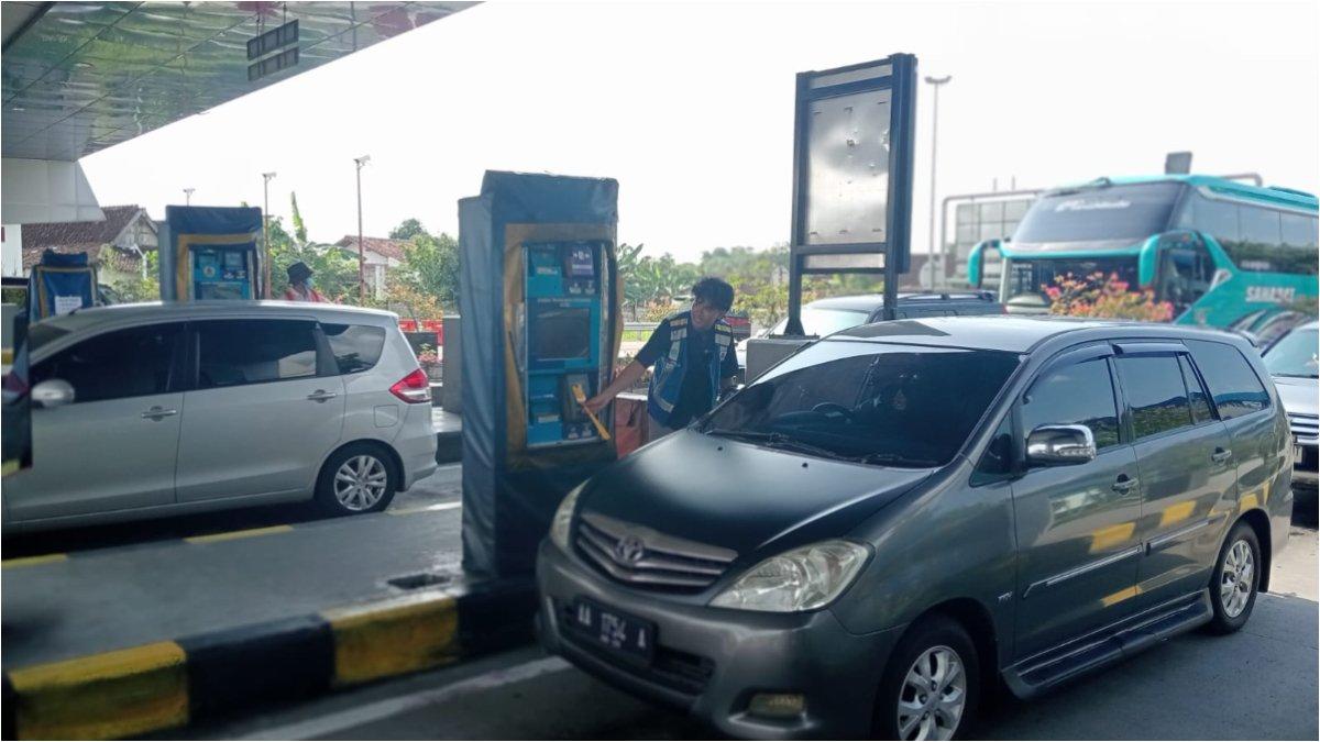 Potret petugas Jasa Marga Solo-Ngawi saat membantu pengguna jalan (PJ) tap kartu di gardu tol Ngasem, Colomadu.