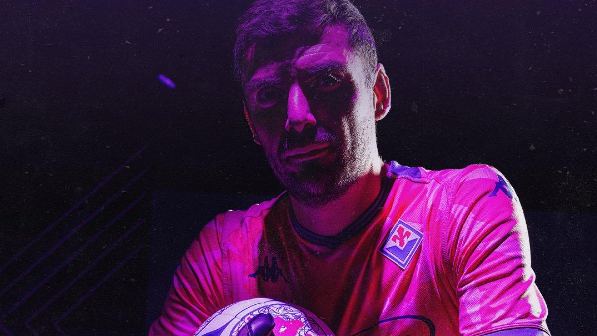 BURSA TRANSFER - Sosok Pietro Terracciano memegang bola dengan mengenakan jersey Fiorentina (8/3/2024).