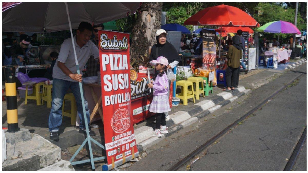 Pizza Siboli kedatangan pembeli saat CFD di Jalan Slamet Riyadi, Solo.