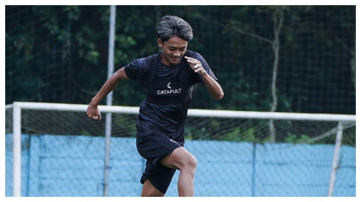 SESI LATIHAN - Potret Achmad Maulana mengikuti sesi latihan bersama Arema pada Rabu (12/3/2025). Terbaru Achmad Maulana termasuk dalam rumor pemain yang dikaitkan dengan Persib Bandung.