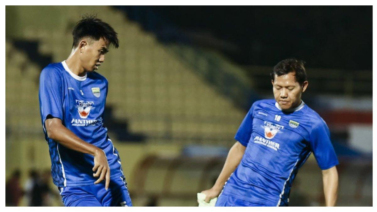 SESI LATIHAN - Potret Adam Alis saat sesi latihan bersama Persib Bandung pada Minggu (9/3). Terbaru Inilah profil dari Adam Alis yang berpotensi merusak lini tengah mantan klubnya Borneo FC.