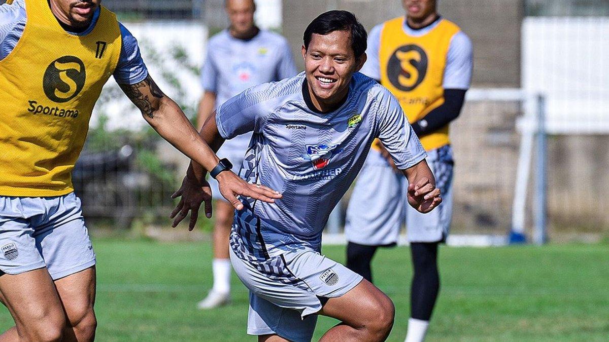 Potret pemain baru Persib Bandung, Adam Alis yang sedang berlatih bersama skuad Maung jelang Liga 1 2024.