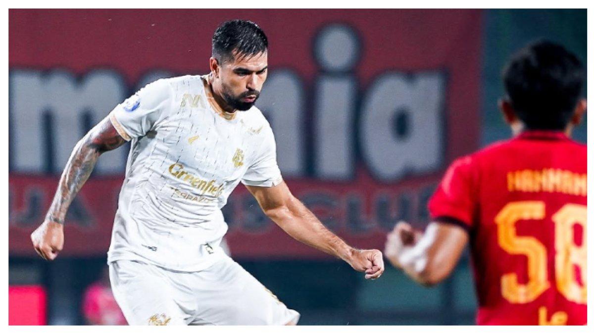 AKSI LAGA - Potret Julian Guevara saat melawan Persija pada Liga 1 pekan ke-26. Terbaru inilah profil gelandang Arema FC, Julian Guevara yang menjadi bahan eskperimen gagal.