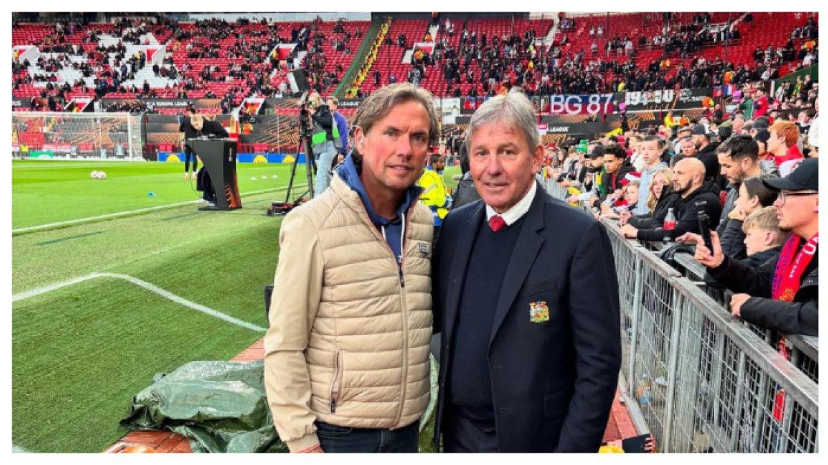 PROFIL - Potret Alex Pastoor(kiri) bersama Bryan Robson (kanan) legenda Manchaster United. Terbaru Alex Pastoor kedapatan menonton pertandingan Manchester United Vs Lyon.