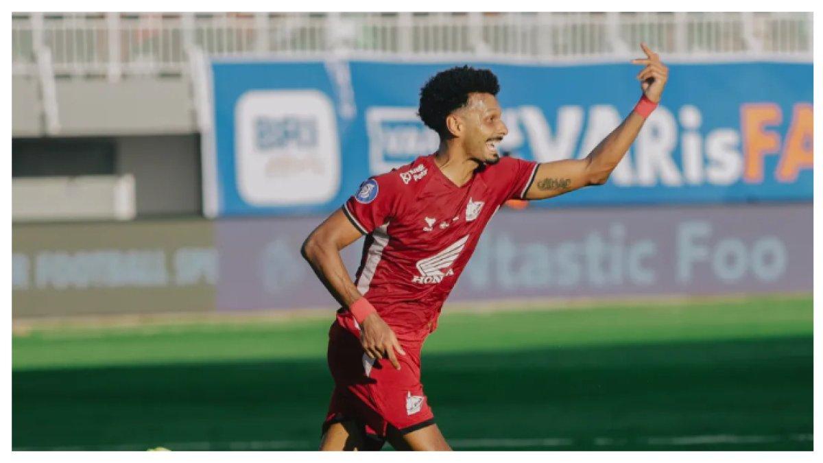 AKSI LAGA - Selebrasi Alioso Neto usai mencetak gol ke gawang Semen Padang pada Kamis (10/4). Terbaru Alioso Neto menjadi sosok idola baru di skuad PSM Makassar.