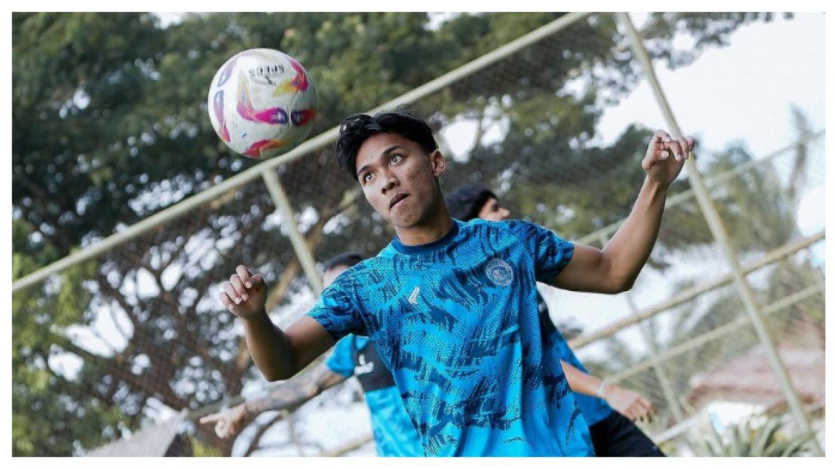SESI LATIHAN - Potret Arkhan Fikri saat menjalani sesi latihan bersama Arema FC pada Selasa, (20/3/2025). Terbaru inilah profil Arkhan Fikri yang mendapat penghargaan pemain muda terbaik Liga 1 2024/2025 pekan ke-26.