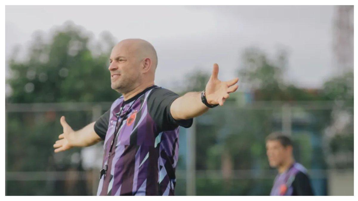 SESI LATIHAN - Potret Bernardo Tavares saat memimpin latihan tim PSM Makassar pada Selasa (8/4). Terbaru Bernardo Tavares termasuk dalam pelatih incara PSIM Yogyakarta untuk musim depan.