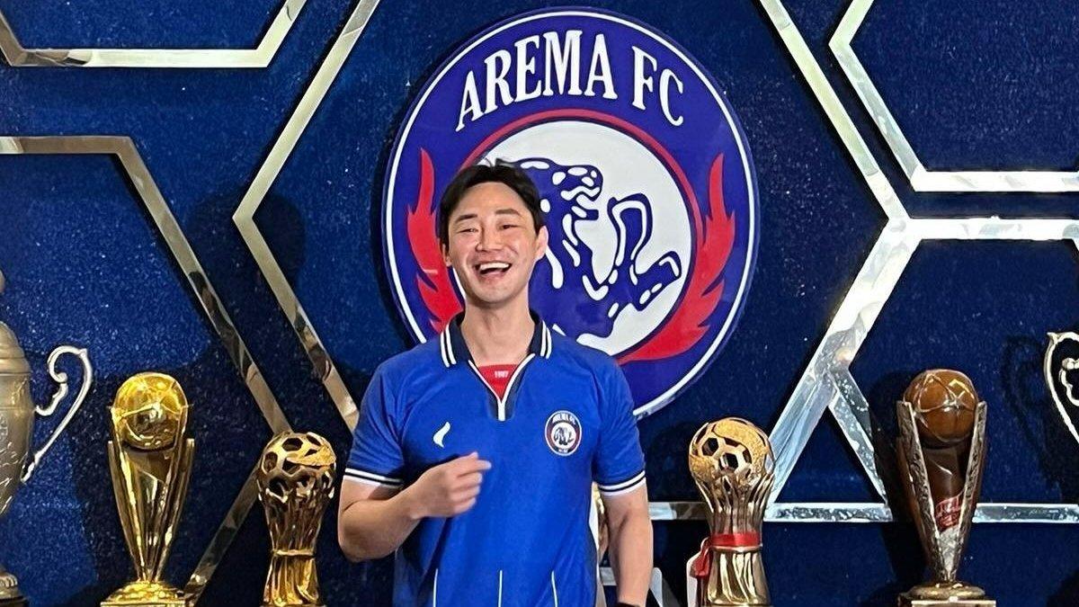 Potret Bo-kyeong Choi mengenakan seragam Arema FC. Terkini, inilah profil Bo-kyeong Choi, penggawa Arema FC asal Korea Selatan yang siap kunci bomber gacor Borneo FC di laga pekan kedua Liga 1 2024/2025 pada Sabtu (17/8/2024) pukul 15.30 WIB di Stadion Soepardi, Blitar, Jawa Timur.
