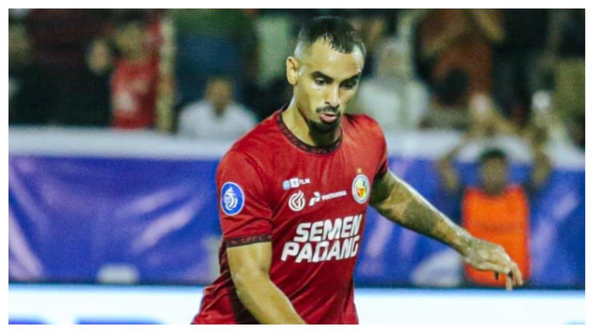 AKSI LAGA - Potrete Bruno Gomes saat laga Semen Padang Vs Persib Bandung pada pekan ke-27, Senin (10/3/2025). Terbaru Bruno Gomes termasuk dalam daftar pemain bintang Semen Padang yang potensi jadi daya tarik di bursa transfer Liga 1 2024/2025.