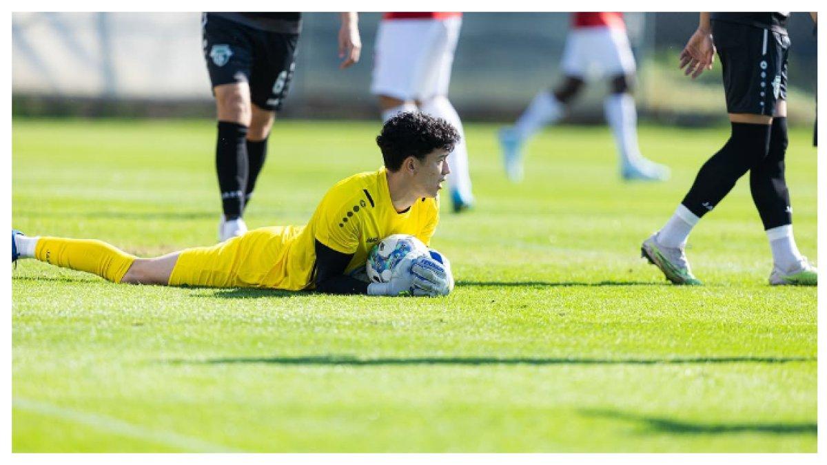Potret kiper muda Timnas Indonesia, Cyrus Margono. Cyrus Margono dikaitkan dengan Persib Bandung.