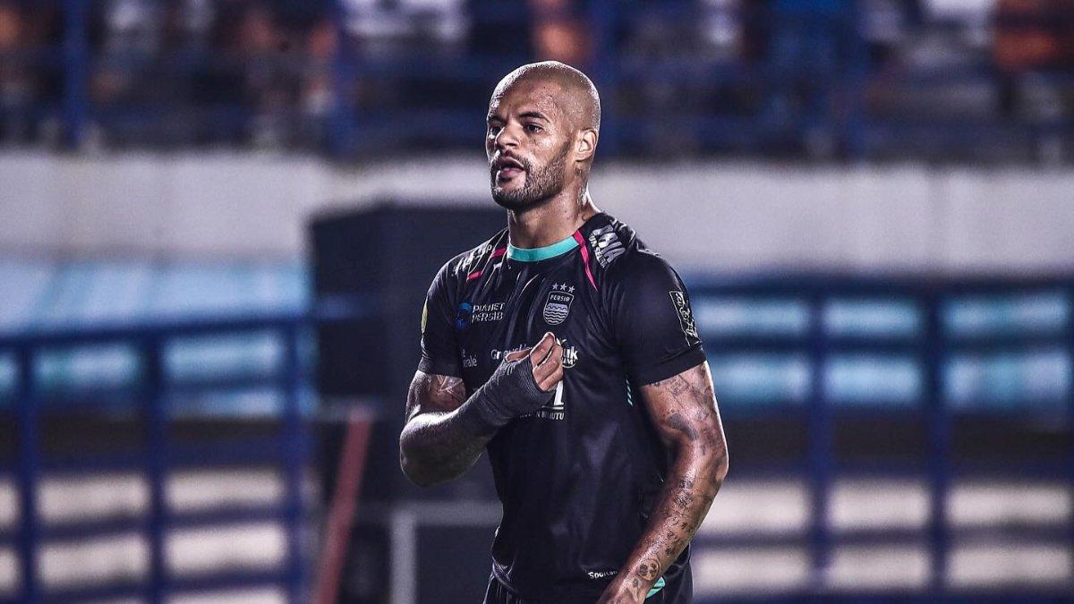 Potret David da Silva mengenakan seragam Persib Bandung. Terkini, inilah profil David da Silva, mesin gol Persib Bandung yang kini absen latihan akibat cedera cukup serius, apakah akan diturunkan Bojan Hodak untuk laga kontra PSM Makassar yang akan diadakan pada Rabu (11/9/2024) mendatang?