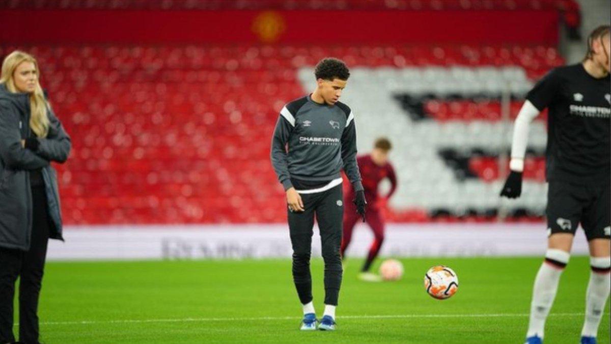 Potret Demiane Agustien bermain untuk Derby Country U18