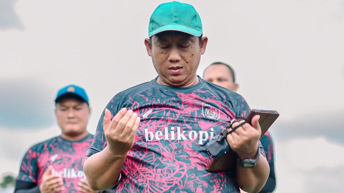 Potret Didik Ludianto saat berdoa untuk kelancaran pertandingan Persela Lamongan.