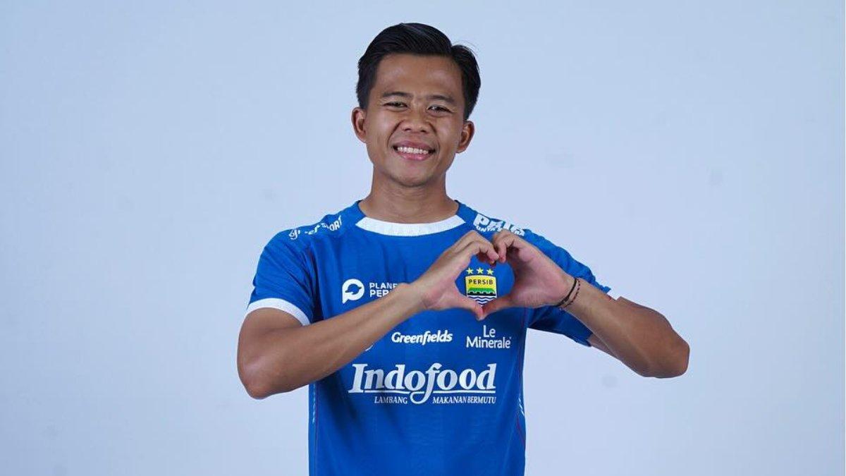 Potret Edo Febriansyah mengenakan seragam Persib Bandung. Terkini, inilah profil Edo Febriansyah, penggawa Persib Bandung warisan Luis Milla yang tak lagi jadi anak emas Shin Tae-yong dan kini persiapkan laga kontra PSM Makassar pada Rabu (11/9/2024) pukul 15.30 WIB di Stadion Batakan, Balikpapan, Kalimantan Timur.