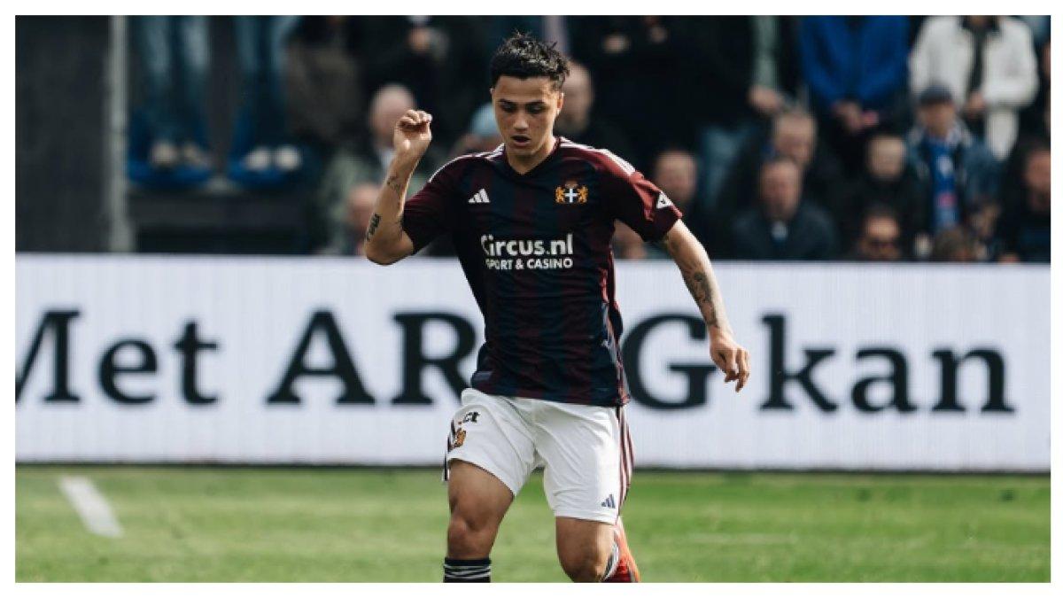AKSI LAGA - Potret Eliano Reijnders saat laga FC Twente Vs PEC Zwolle pada Minggu (13/4/2025). Terbaru Eliano Reijnders bertemu Mees Hilgers saat laga FC Twente Vs PEC Zwolle.