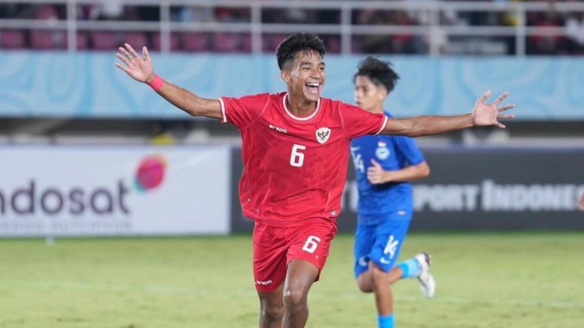 Potret Evandra Florasta saat berlaga sebagai penggawa Timnas U-16 Indonesia. Terkini, inilah profil Evandra Florasta, pemain muda yang sukses cetak gol perdana untuk Timnas U-17 Indonesia kontra India pada Minggu (25/8/2024) silam di Stadion Kapten I Wayan Dipta, Bali.