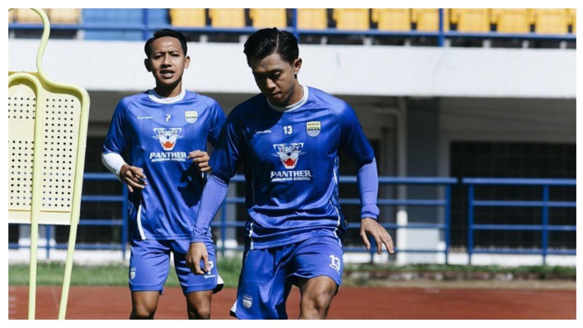 SESI LATIHAN - Potret Febri Hariyadi yang terlihat kembali berlatih bersama Persib Bandung pada Selasa (8/4). Terbaru Inilah profil Febri Hariyadi yang menepi lama dari lapangan hijau namun kini terlihat kembali berlatih dengan Persib Bandung.