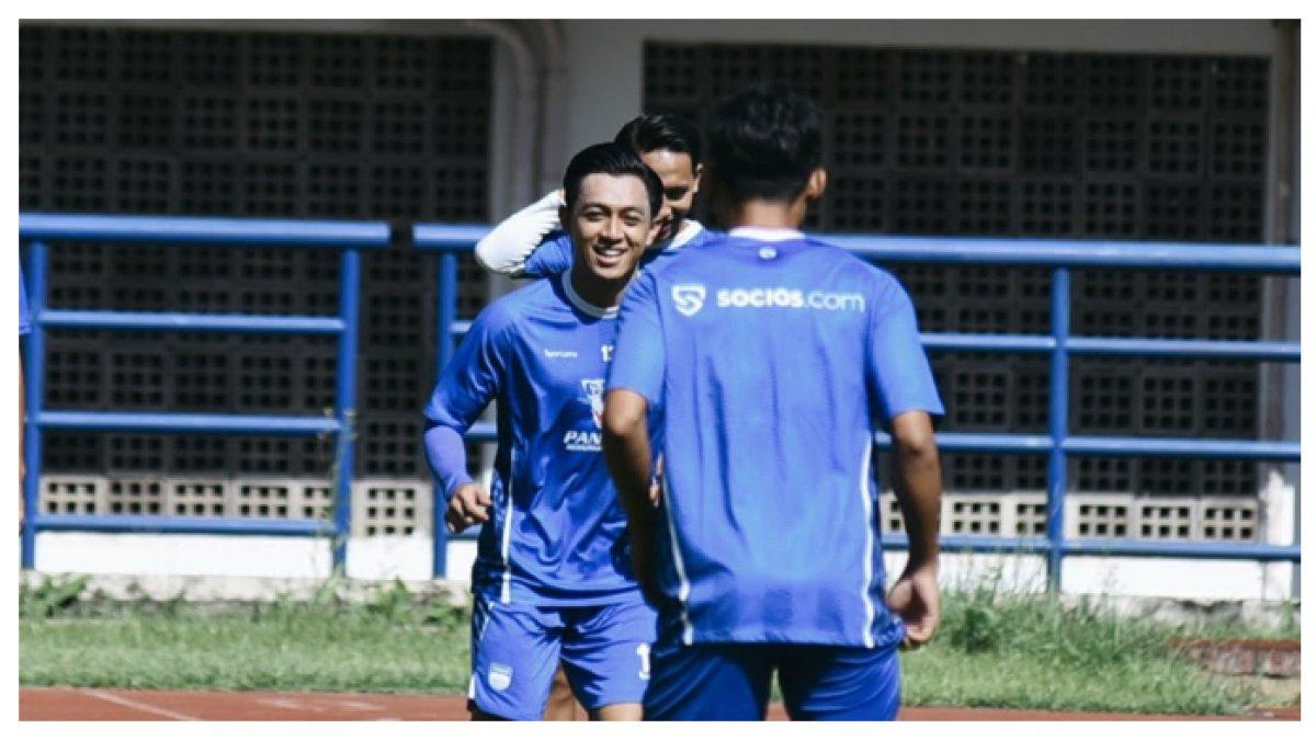 SESI LATIHAN - Potret Febri Hariyadi saat kembali berlatih dengan Persib Bandung pada Selasa (8/4). Terbaru Febri Hariyadi lama menepi dari skuad Persib Bandung kini kembali berlatih.