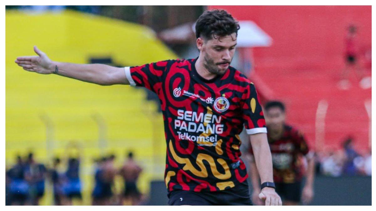SESI LATIHAN - Potret Filipe Chaby saat sesi latihan bersama Semen Padang pada Selasa (16/4/2025). Terbaru Filipe Chaby berpotensi akan segera hengkang dari skuad Semen Padang.