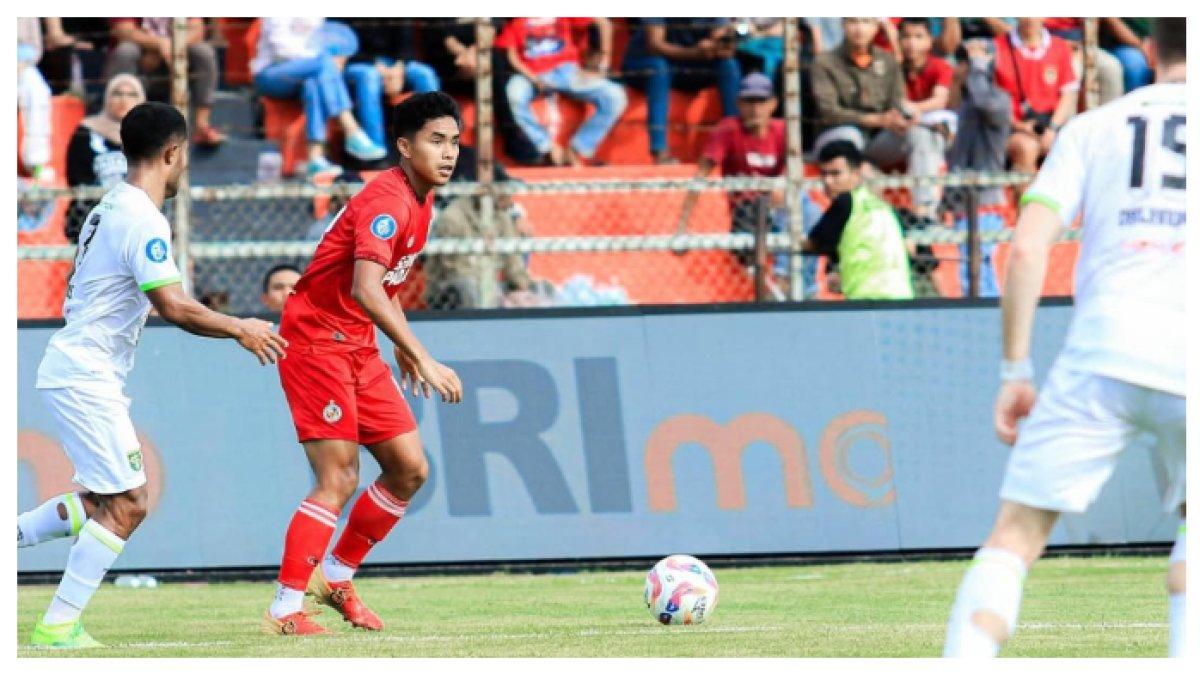 AKSI LAGA - Potret Gala Pagamo saat laga Semen Padang Vs Persebaya Surabaya Pekan ke-15 Liga 1. Terbaru Gala Pagamo termasuk dalam daftar pemain Semen Padang yang potensi jadi daya tarik di bursa transfer Liga 1.