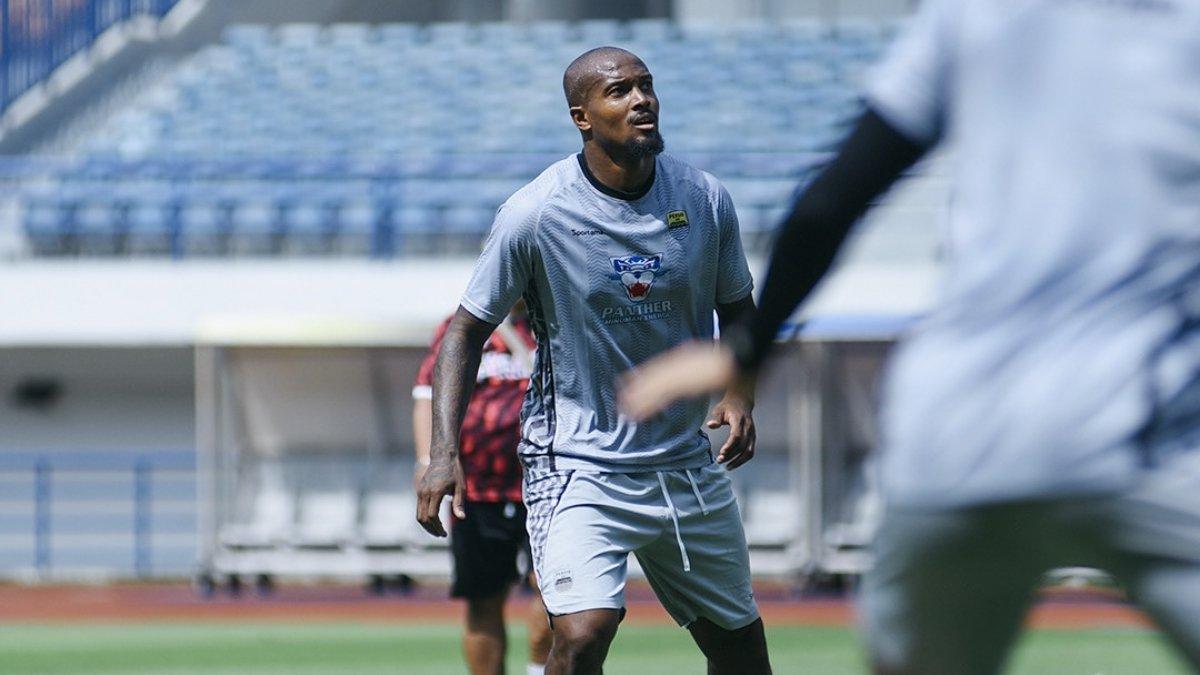 Potret Gervane Kastaneer di sesi latihan Persib Bandung.