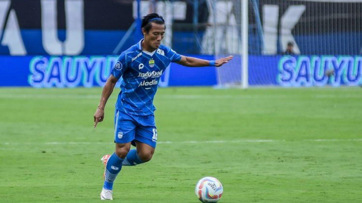 Potret Henhen Herdiana mengenakan seragam Persib Bandung.