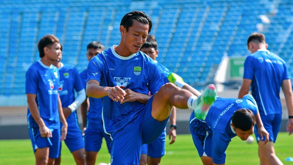 Potret Henhen Herdiana saat jalani sesi latihan jelang laga kontra Port FC.