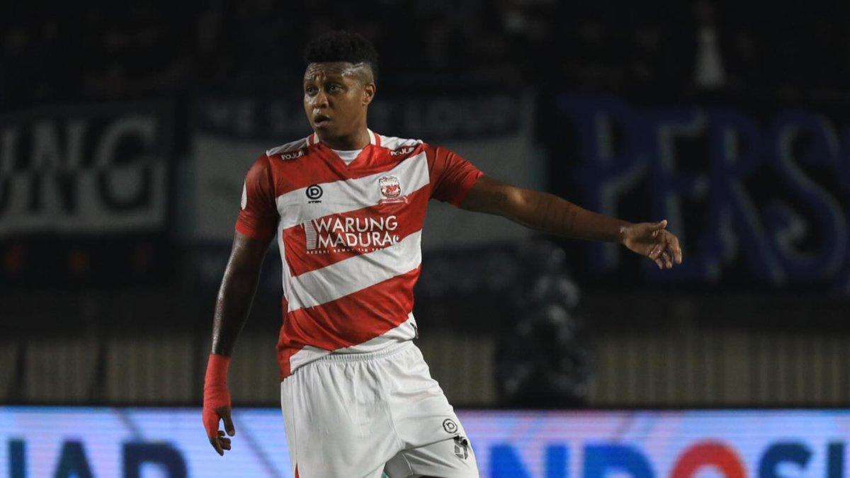 Potret Hugo Gomes ketika berlaga sebagai penggawa Madura United. Terkini, inilah profil Hugo Gomes, otak serangan Dewa United asal Brasil yang potensi bungkam Arema FC di pertandingan Liga 1 2024/2025 pada Senin (12/8/2024) pukul 15.30 WIB di Stadion Soepardi, Blitar, Jawa Timur.