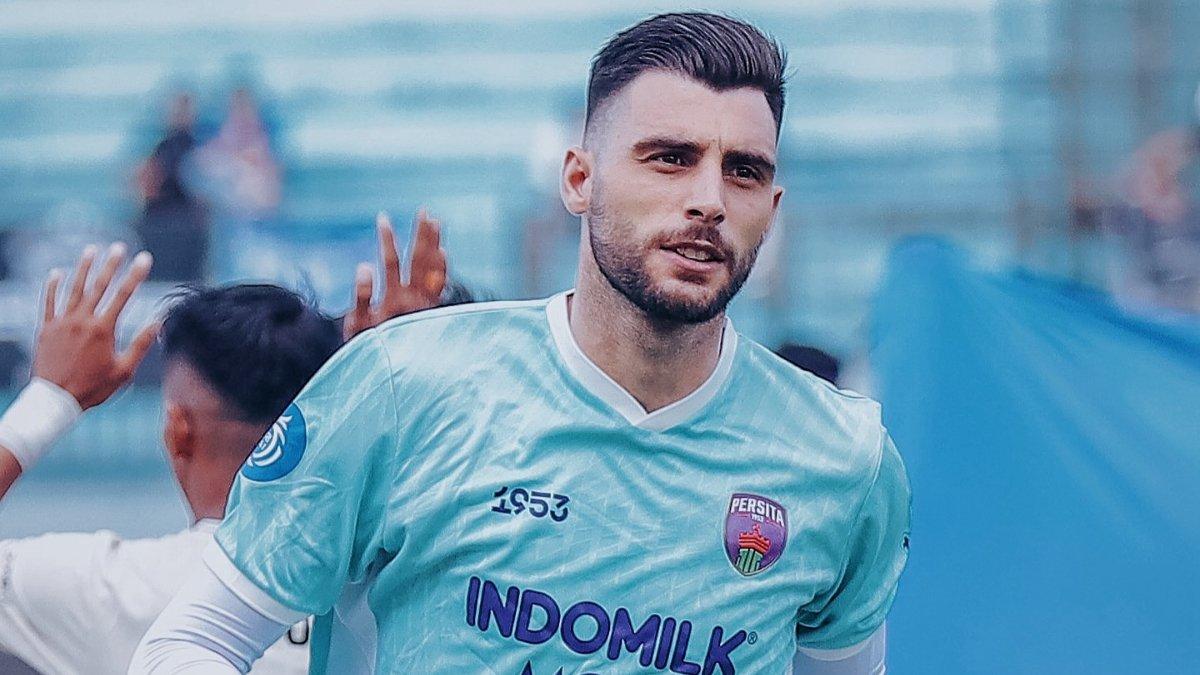 Potret Igor Rodrigues mengenakan seragam Persita Tangerang. Terkini, inlah profil Igor Rodrigues, kiper berkebangsaan Portugal yang berhasil cetak cleansheet pada laga melawan PSIS, kini kans bikin frustrasi Persija Jakarta pada laga pekan kedua Liga 1 2024/2025 pada Minggu (18/8/2024) pukul 19.00 WIB di Stadion Sultan Agung, Bantul, Daerah Istimewa Yogyakarta.