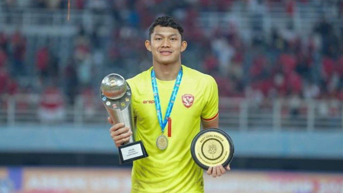 Potret Ikram Al Giffari saat berhasil empat kali clean cheet dan cuma kebobolan dua gol, menyabet penghargaan Kiper Terbaik bersama Dony Tri Pamungkas yang menerima penghargaan pemain terbaik setelah Timnas U-19 Indonesia juara ASEAN Cup U-19 2024, pada Senin (29/7/2024) di Stadion Gelora Bung Tomo, Surabaya.