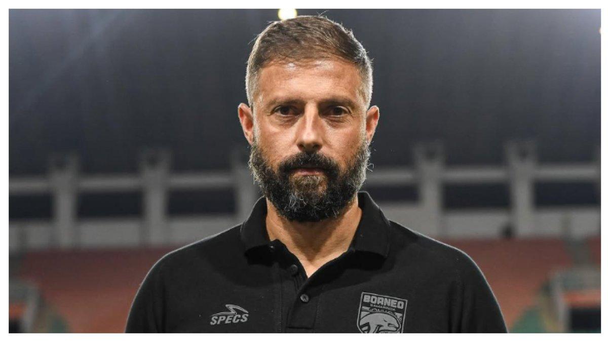 PROFIL - Foto Joaquin Gomez saat menerima penghargaan pelatih terbaik Liga 1 bulan Februari.