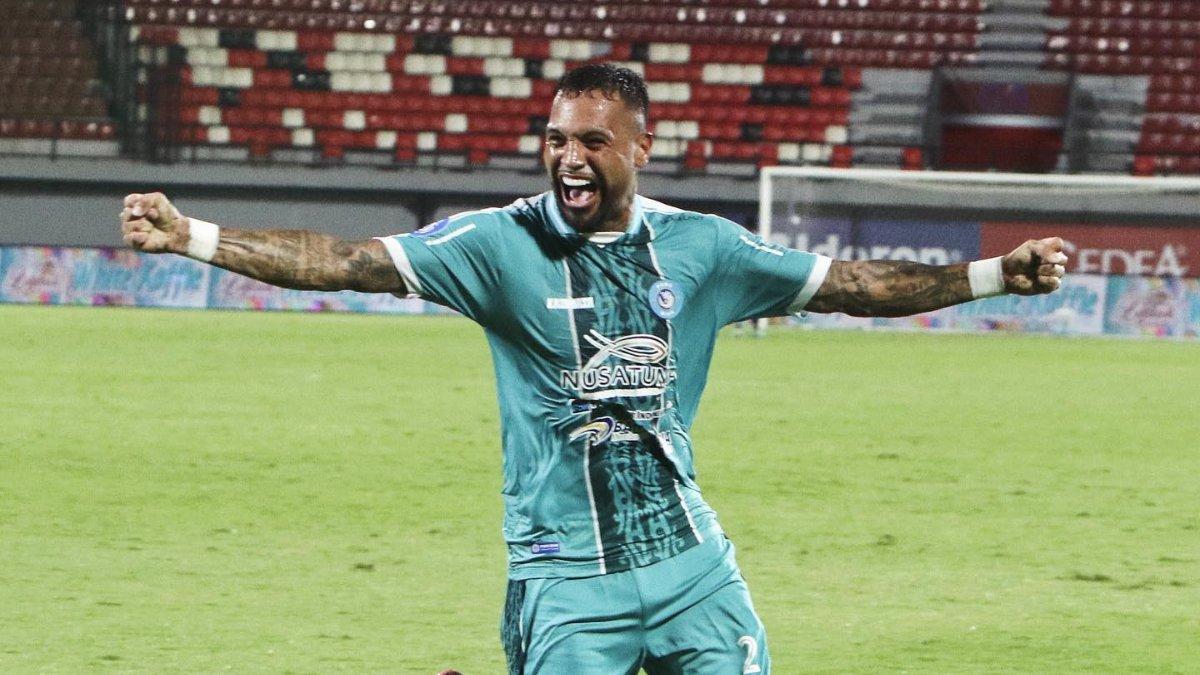 Potret Julian Velazquez melakukan selebrasi seusai cetak gol ke gawang Persija Jakarta pada pekan keempat Liga 1 2024/2025. Terkini, inilah profil Julian Velazquez, Top Skor PSBS Biak yang berpotensi bikin Persebaya Surabaya gigit jari dalam gelaran pekan keenam Liga 1 2024/2025 pada Minggu (22/9/2024) pukul 19.00 WIB di Stadion Kapten I Wayan Dipta, Gianyar, Bali.