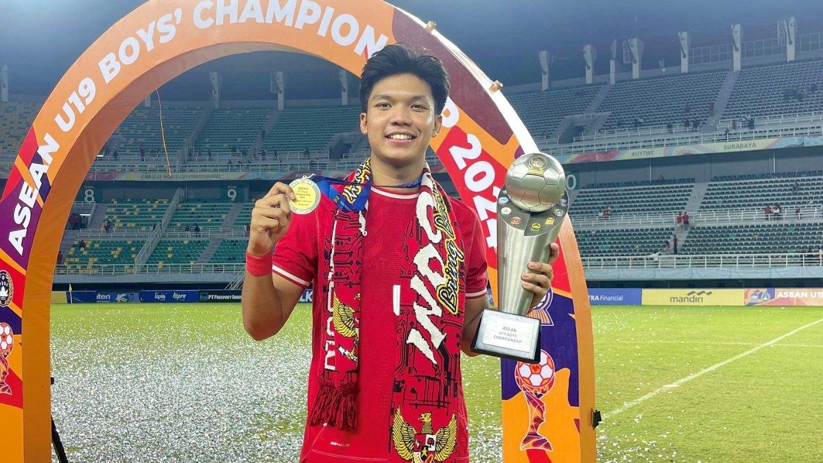 Potret Kadek Arel saat keluar sebagai juara AFF U-19 2025. Terkini, inilah profil Kadek Arel, wonderkid berbakat milik Bali United yang kini resmi perkuat Timnas U-20 Indonesia pada gelaran Piala Asia U-20 2025, terutama dalam laga perdana kontra Maladewa pada Rabu (25/9/2024) pukul 19.30 WIB di Stadion Madya, Senayan, Jakarta.