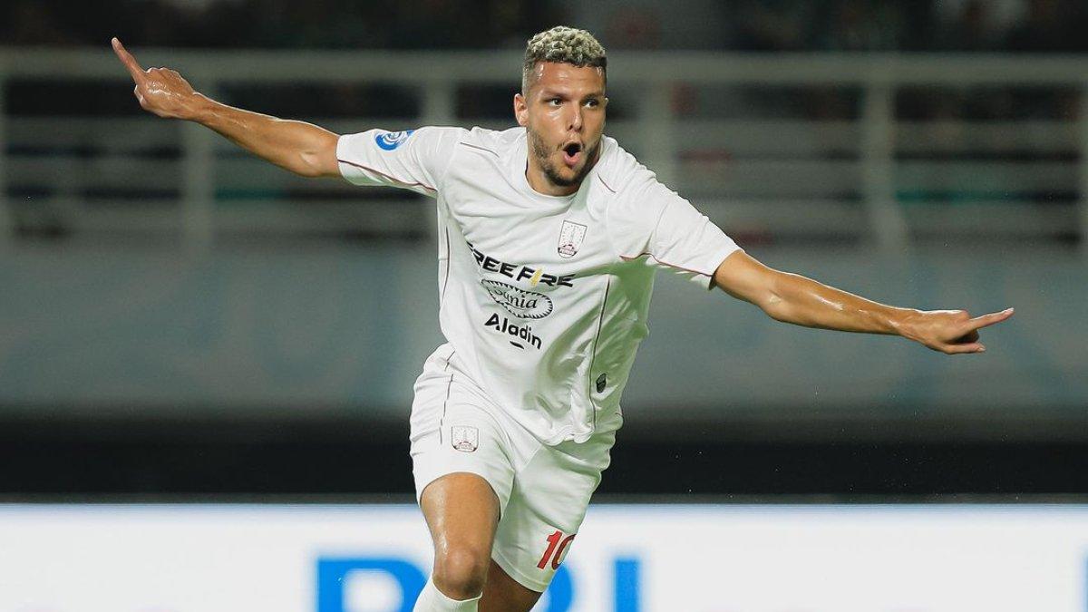 Potret Karim Rossi saat berhasik membobol gawang Persebaya pada babak awal di menit ke-15, di pertandingan Liga 1 2024/2025 pekan kelima.