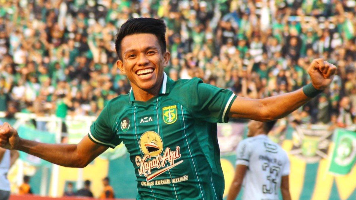 Potret Kasim Botan saat berlaga sebagai penggawa Persebaya Surabaya. Terkini, inilah profil Kasim Botan, supersub Skuad Bajul Ijo andalan Paul Munster ternyata kontraknya segera habis pada 2025 mendatang, Bonek cek.