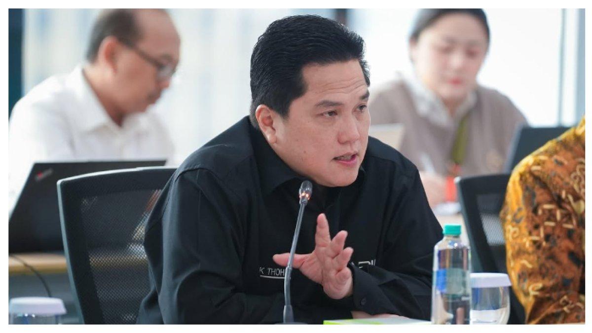 Potret ketua umum PSSI Erick Thohir saat menghadiri rapat di Kementerian BUMN