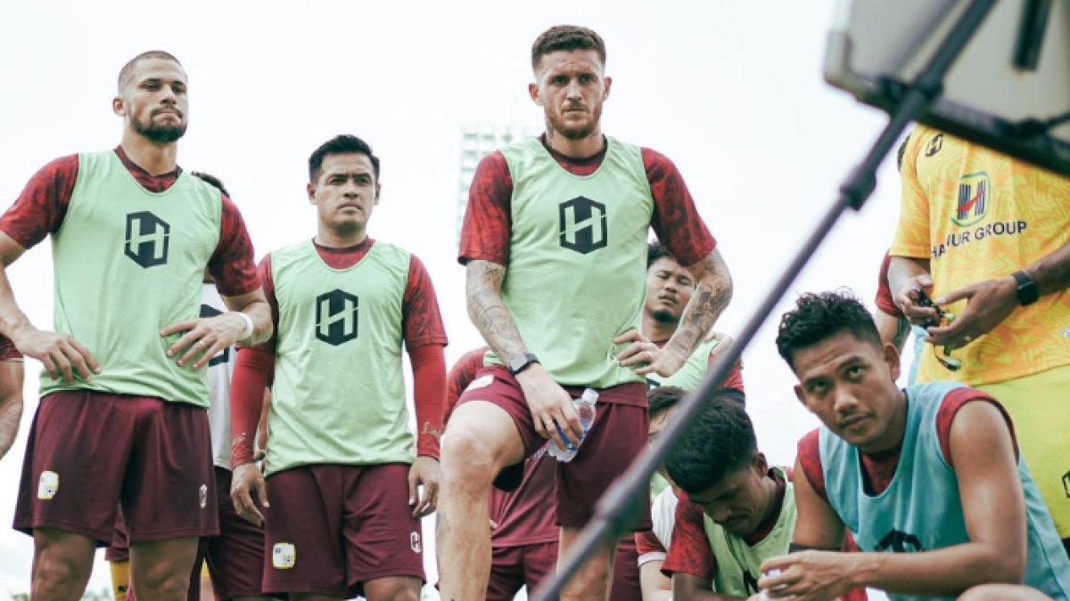 SESI LATIHAN BARITO PUTERA - Potret sesi latihan Barito Putera ketika para pemain Laskar Antasari mendengarkan arahan pelatih kepala, Vitor Tinoco Jumat (28/2/2025) jelang kontra PSS Sleman.