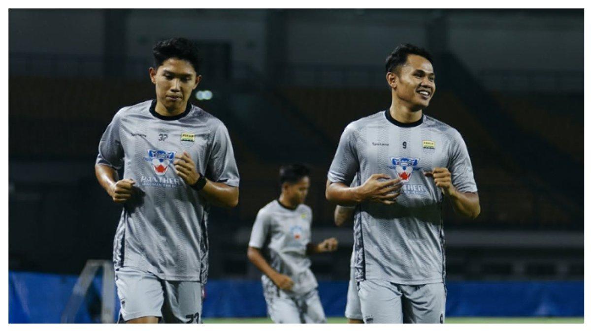 SESI LATIHAN - Potret tim Persib Bandung saat menjalani sesi latihan pada Kamis (3/4/). Terbaru Striker Timnas Indonesia milik Persib Bandung tak ingin paksakan diri bermain lawan Borneo FC.