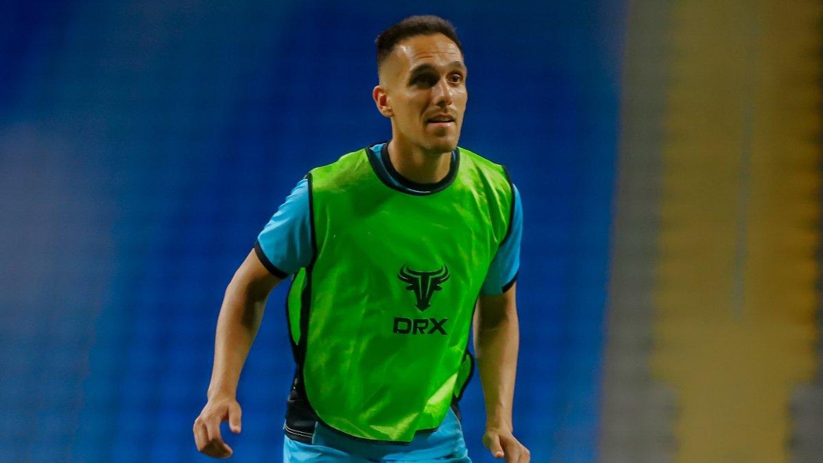 Potret Lucas Barreto tengah menjalani sesi latihan bersama PSIS Semarang pada Kamis (19/9/2024) di Stadion Batakan, Balikpapan, Kalimantan Timur. Terkini, inilah profil Lucas Barreto, gelandang asing PSIS Semarang yang disorot tajam Panser Biru dan Snex seusai jalani sesi latihan bersama jelang laga kontra PSM Makassar pada Jumat (20/9/2024) pukul 19.00 WIB di Stadion Batakan, Balikpapan, Kalimantan Timur.